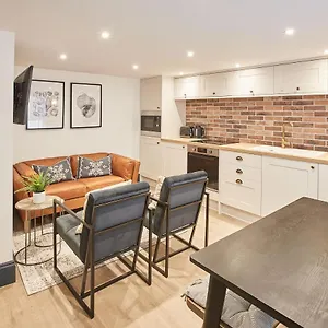 Host & - Grumbles Holiday home